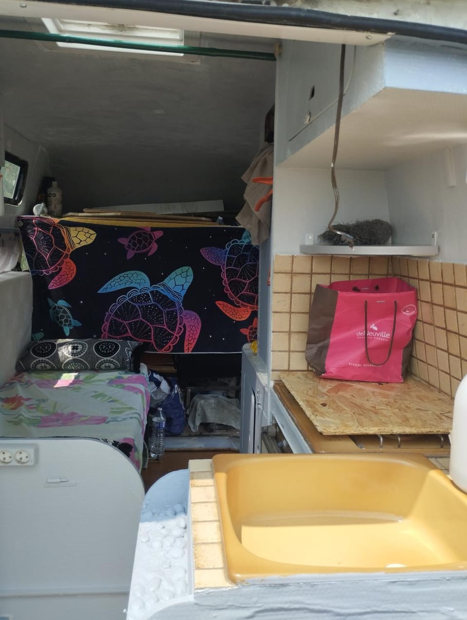MONTPELLIER van aménagé SANS WC SANITAIRE ET CUISINE, JUSTE POUR DÉPANNER quelques nuits, PRÉVOIR UNE BATTERIE EXTERNE POUR LES TÉLÉPHONES MERCI DE BIEN LIRE LE DESCRIPTIF Luxury tent in Montpellier