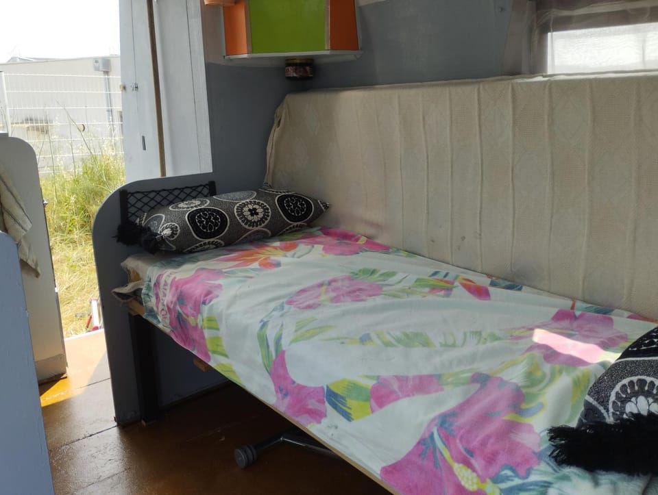 MONTPELLIER van aménagé SANS WC SANITAIRE ET CUISINE, JUSTE POUR DÉPANNER quelques nuits, PRÉVOIR UNE BATTERIE EXTERNE POUR LES TÉLÉPHONES MERCI DE BIEN LIRE LE DESCRIPTIF Luxury tent in Montpellier