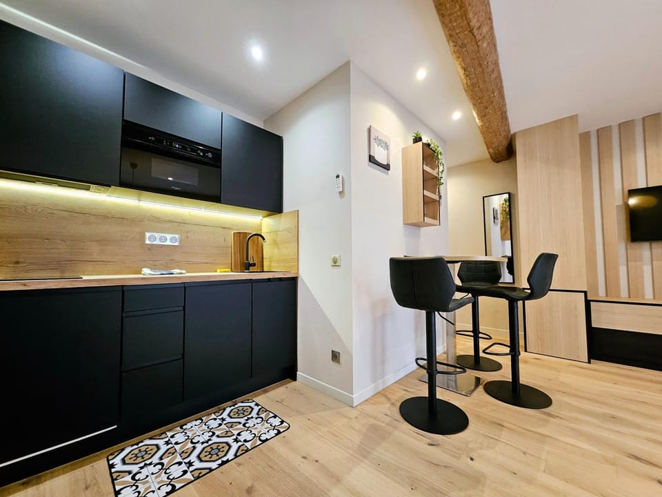 Kitchen or kitchenette, Dining area