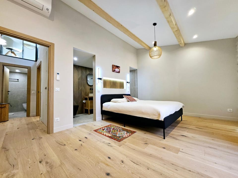 Photo of the whole room, Bedroom