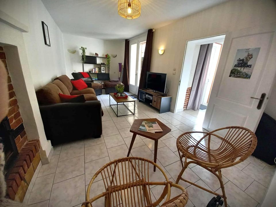 Communal lounge/ TV room, Library, TV and multimedia, Living room, Seating area