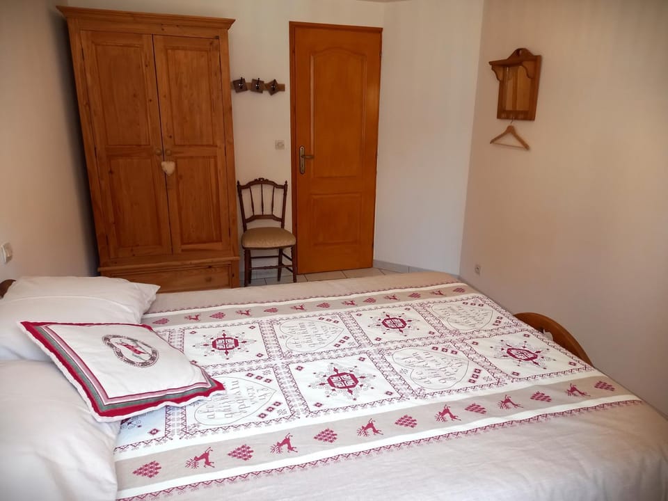 Bed, Photo of the whole room, Bedroom, wardrobe