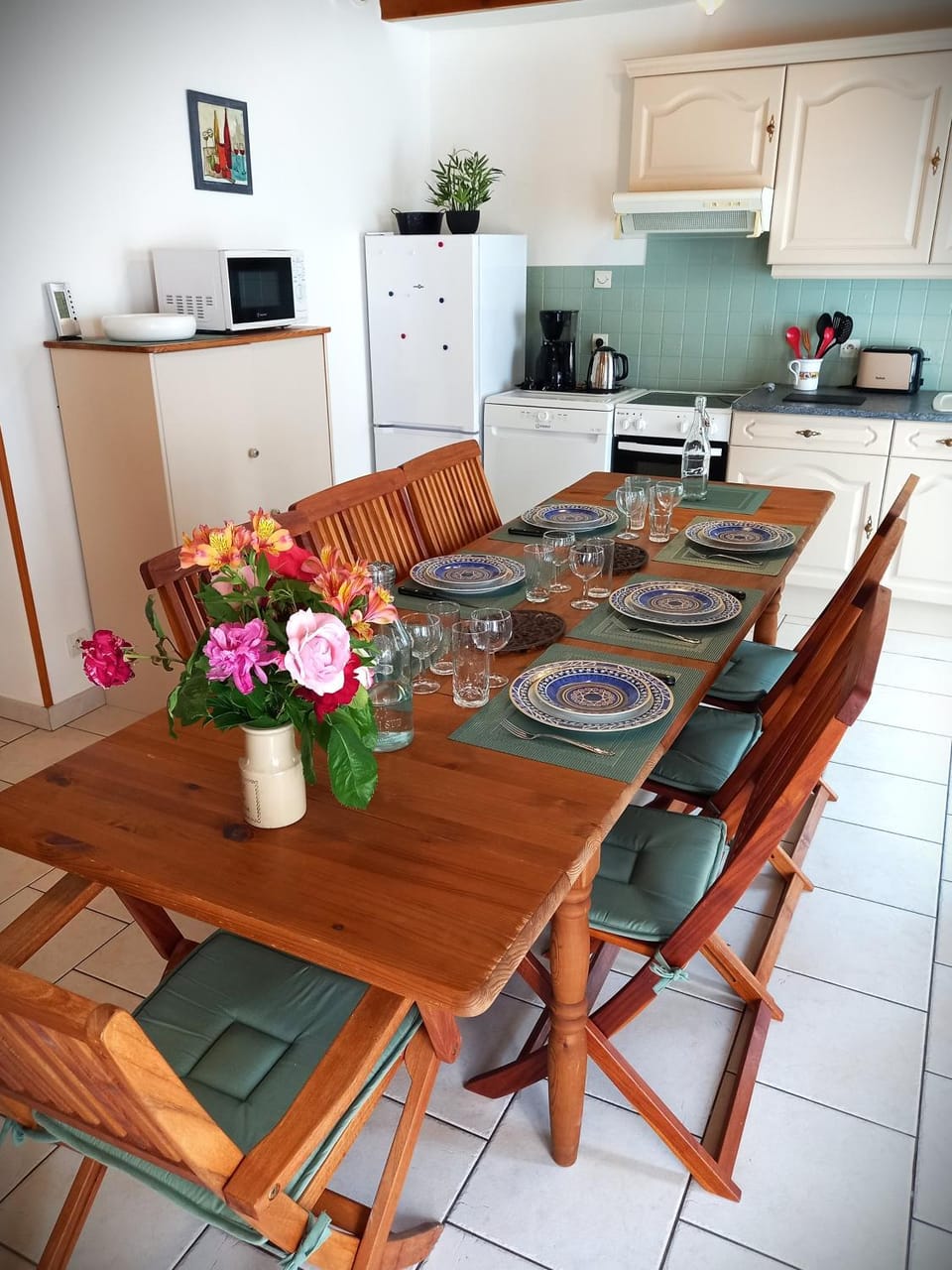 Coffee/tea facilities, Kitchen or kitchenette, Dining area, dishwasher, microwave, oven, stove, toaster