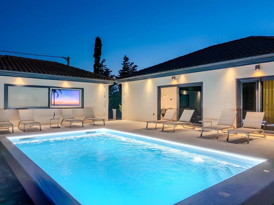 Property building, Patio, Communal lounge/ TV room, TV and multimedia, Pool view, Swimming pool, sunbed