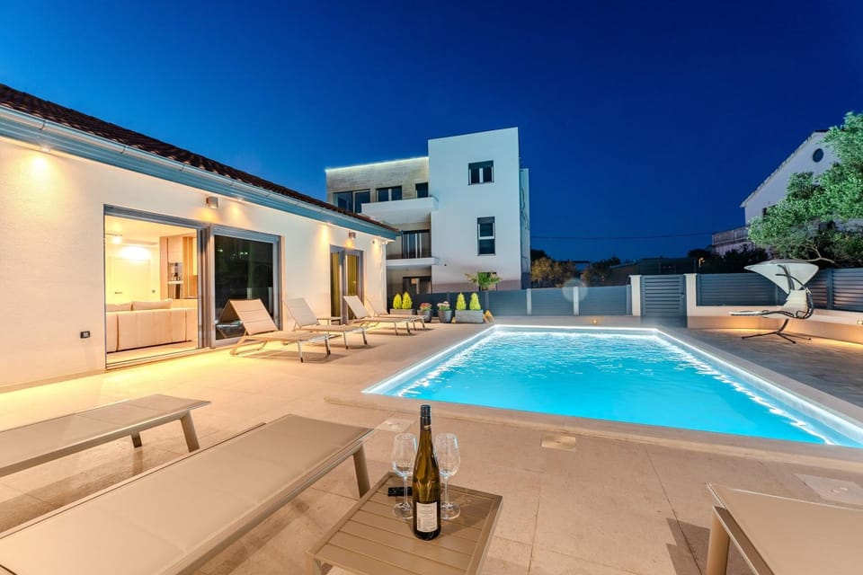 Property building, Patio, Pool view, Swimming pool, sunbed