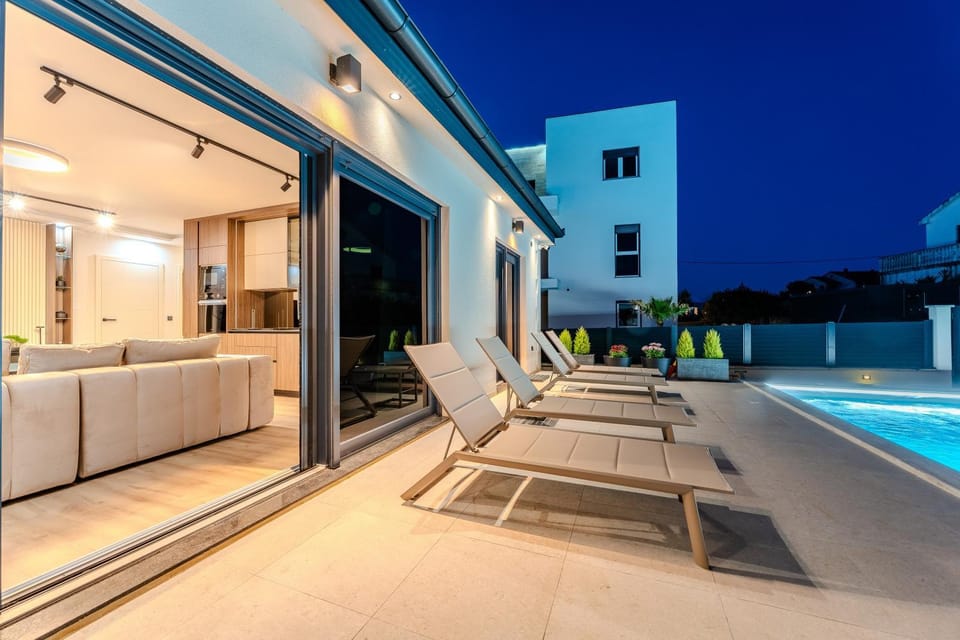 Property building, View (from property/room), Balcony/Terrace, Seating area, Pool view, Swimming pool, sunbed