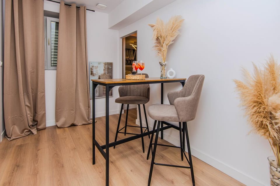 Seating area, Dining area