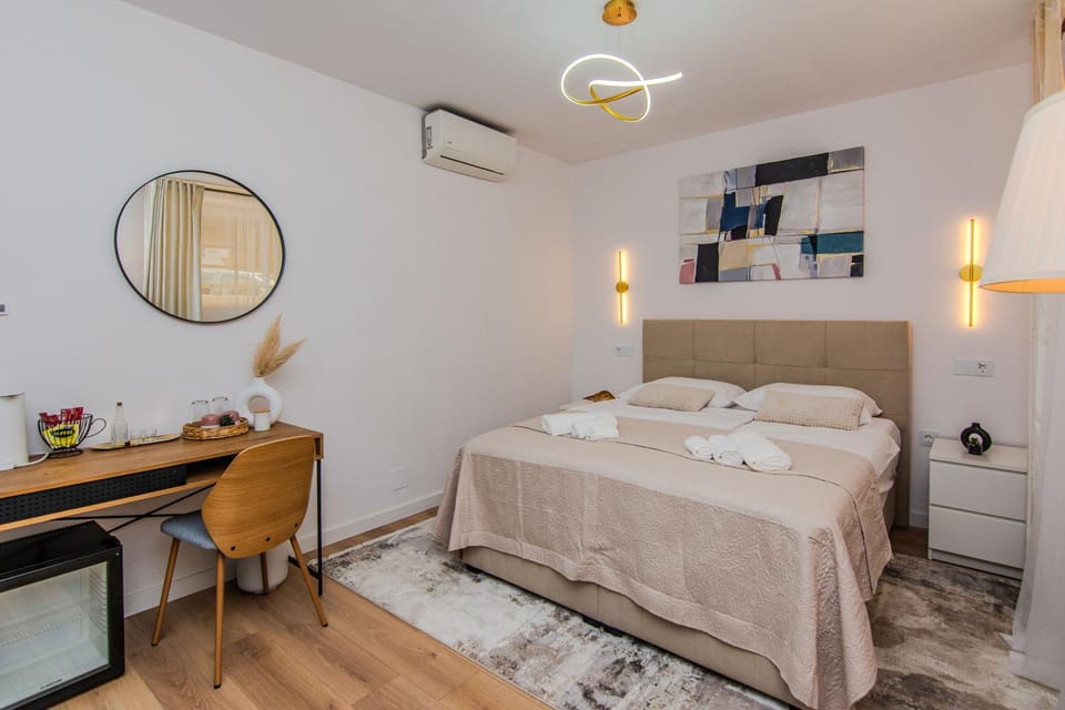 Bed, TV and multimedia, Bedroom, towels, air conditioner