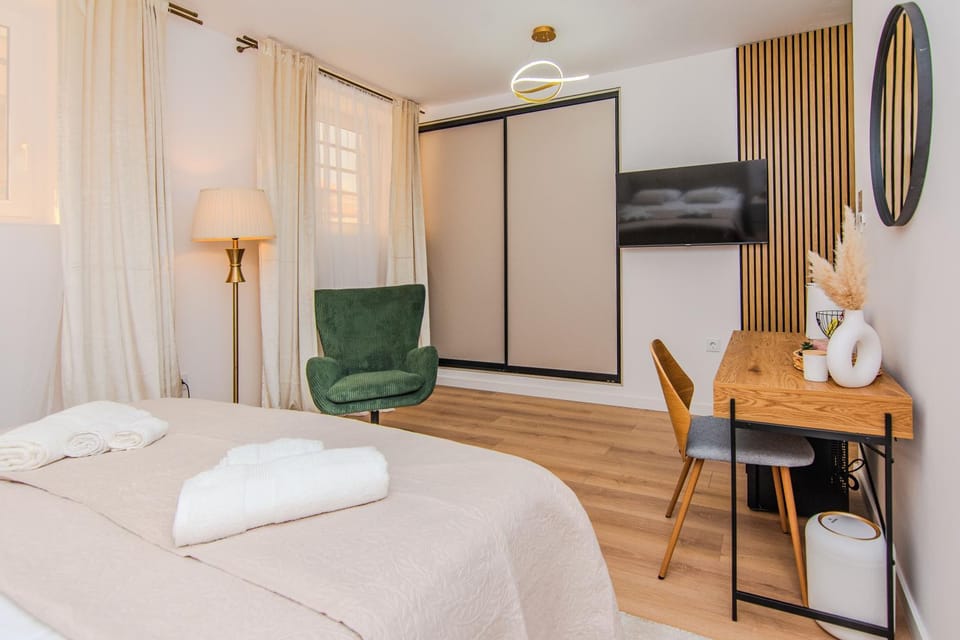 Bed, TV and multimedia, Bedroom, towels, wardrobe, air conditioner
