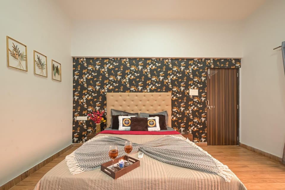 Property building, Bed, Photo of the whole room, Bedroom, towels