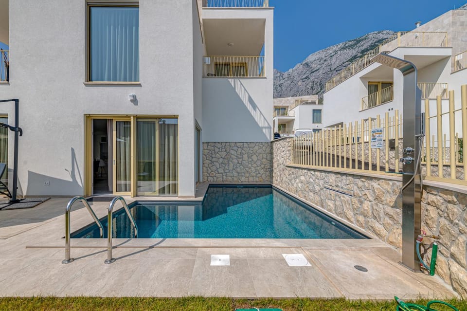 Property building, Swimming pool