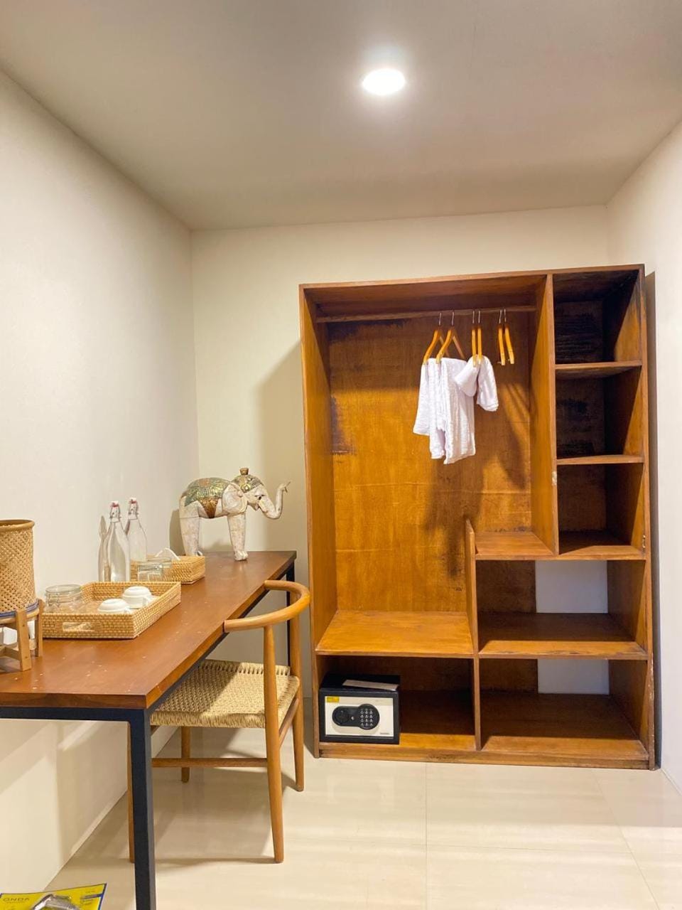 towels, wardrobe