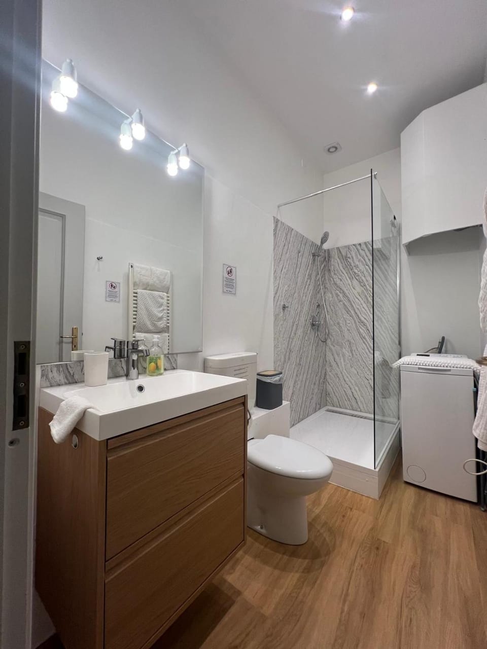 Shower, Toilet