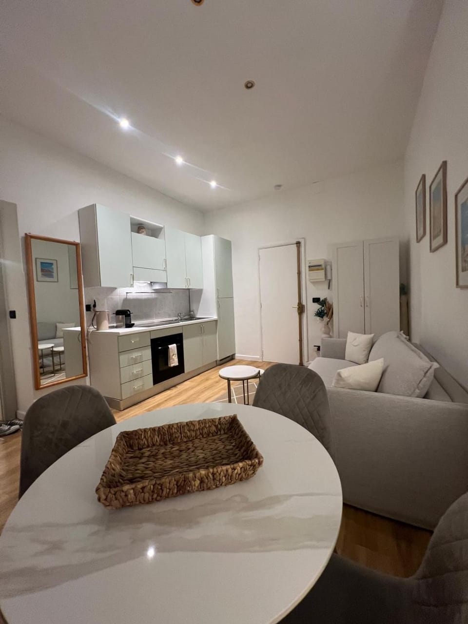 Kitchen or kitchenette, Seating area, Dining area
