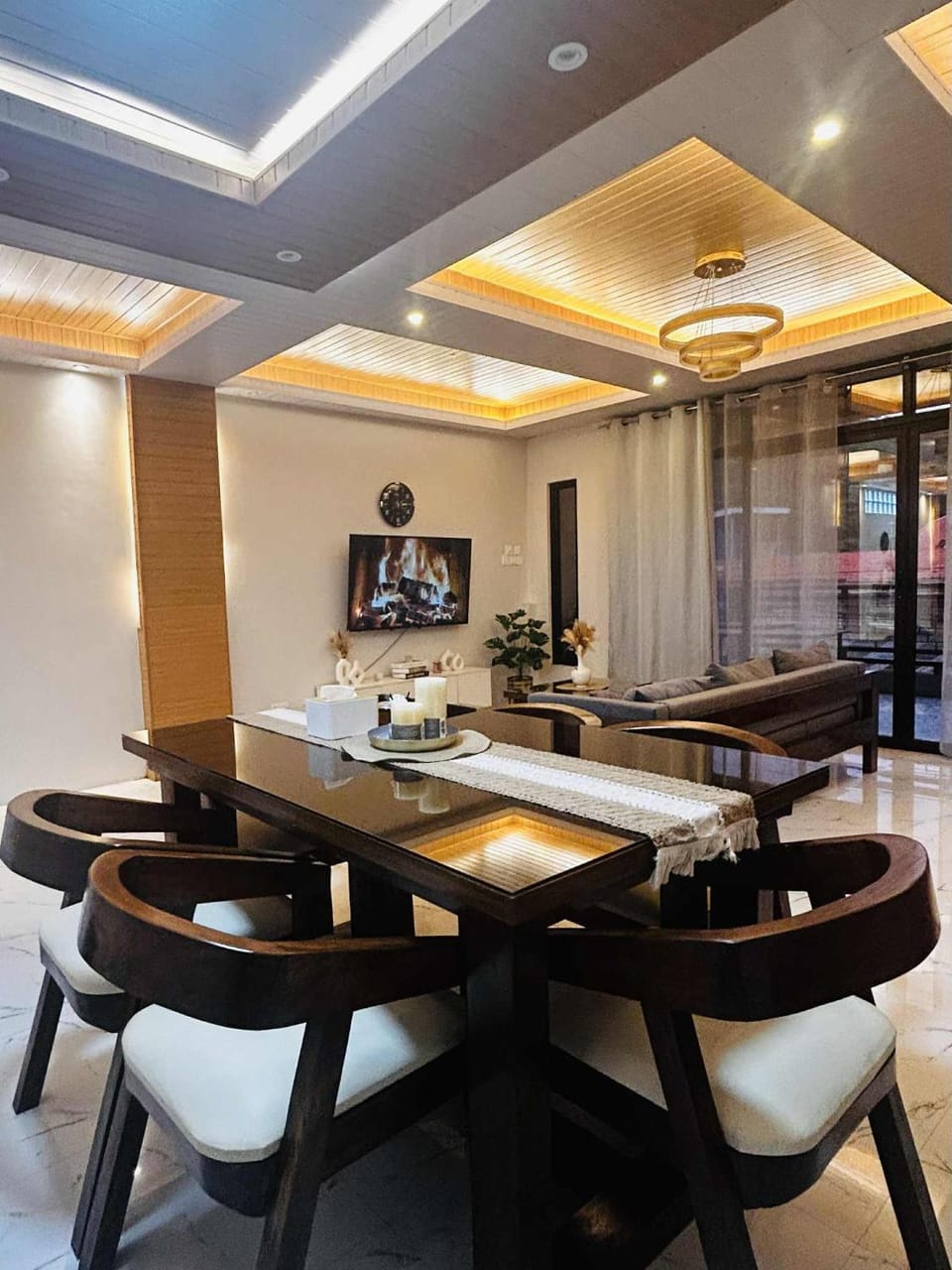 TV and multimedia, Living room, Seating area, Dining area