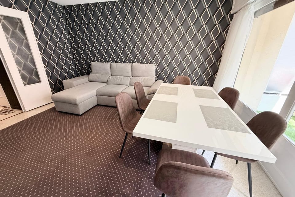 Antibes hyper center - 4 people - close to shops and beaches House in Antibes