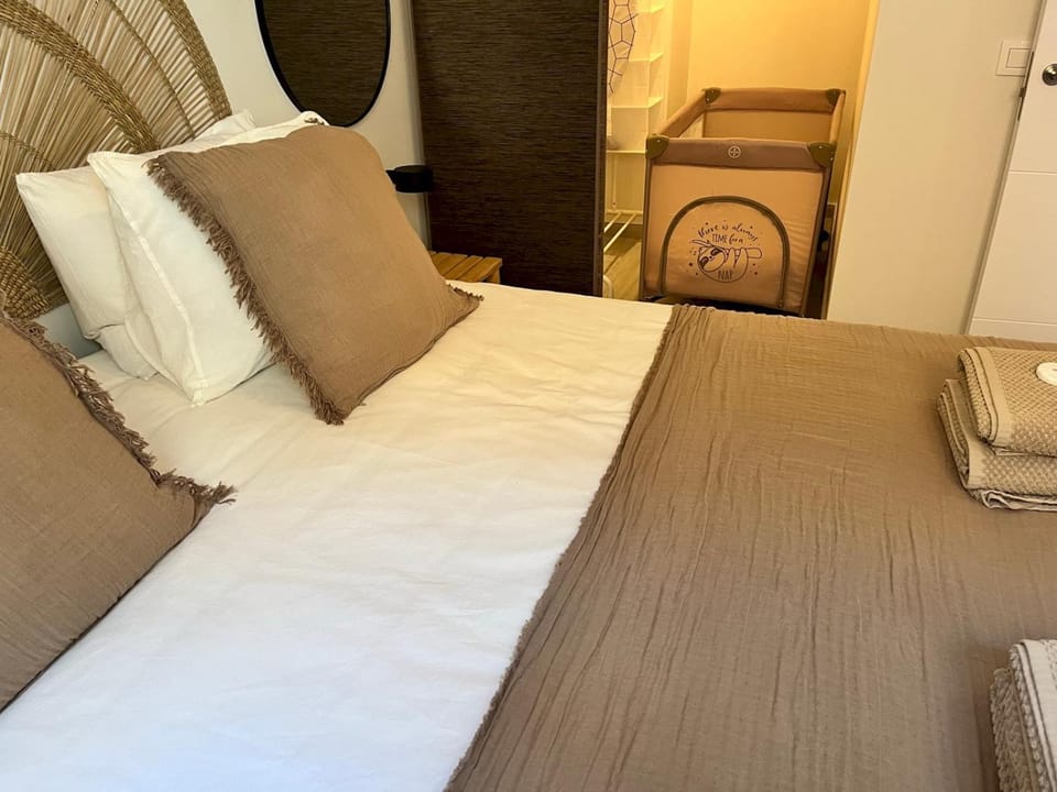 Bedroom, cot