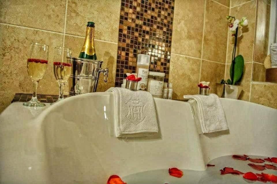 Portobella Mamaia Nord Self Check-in Love hotel in Constanța County