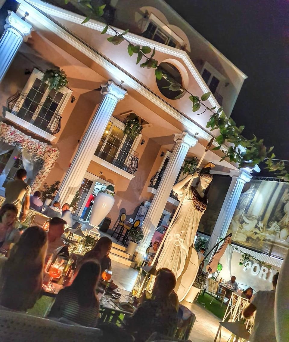 Portobella Mamaia Nord Self Check-in Love hotel in Constanța County
