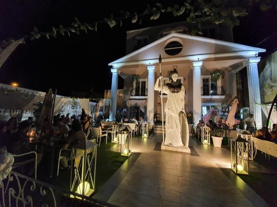 Portobella Mamaia Nord Self Check-in Love hotel in Constanța County