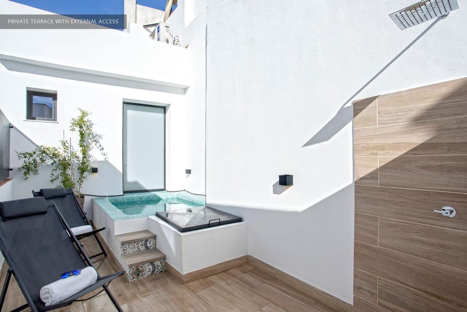 Shower, Spring, Off site, Summer, Balcony/Terrace, Swimming pool, sunbed