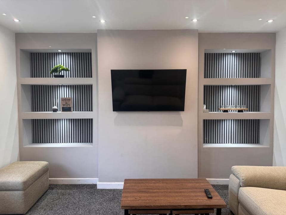 Communal lounge/ TV room, TV and multimedia, Living room, Seating area