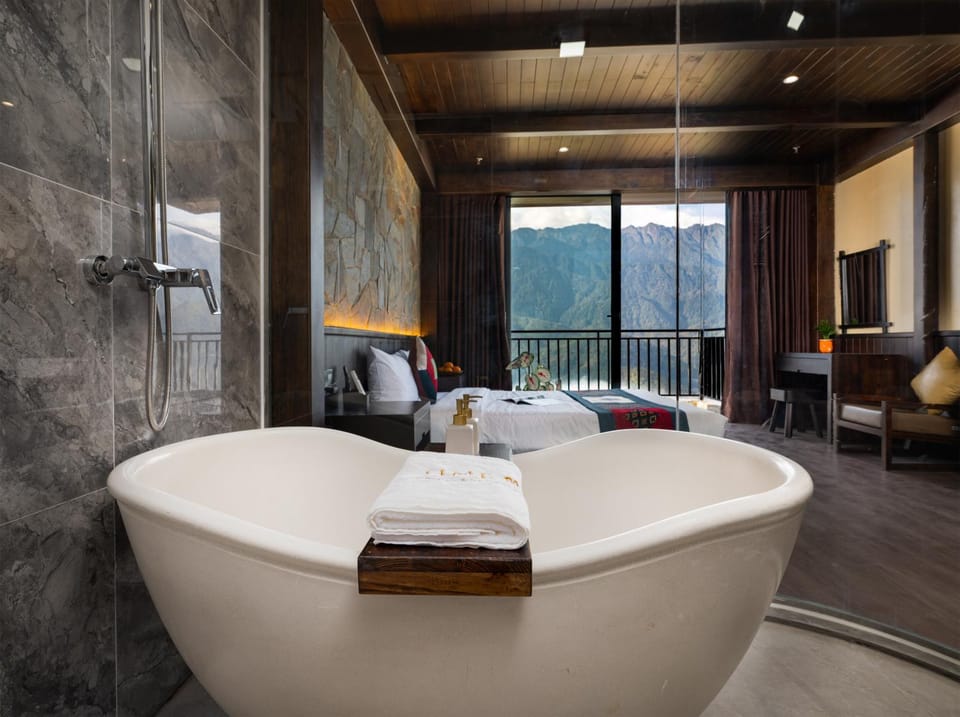 Hot Tub, Bathroom, Photo of the whole room, Mountain view