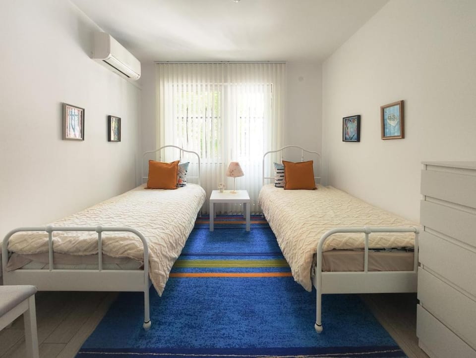 Photo of the whole room, Bedroom, air conditioner