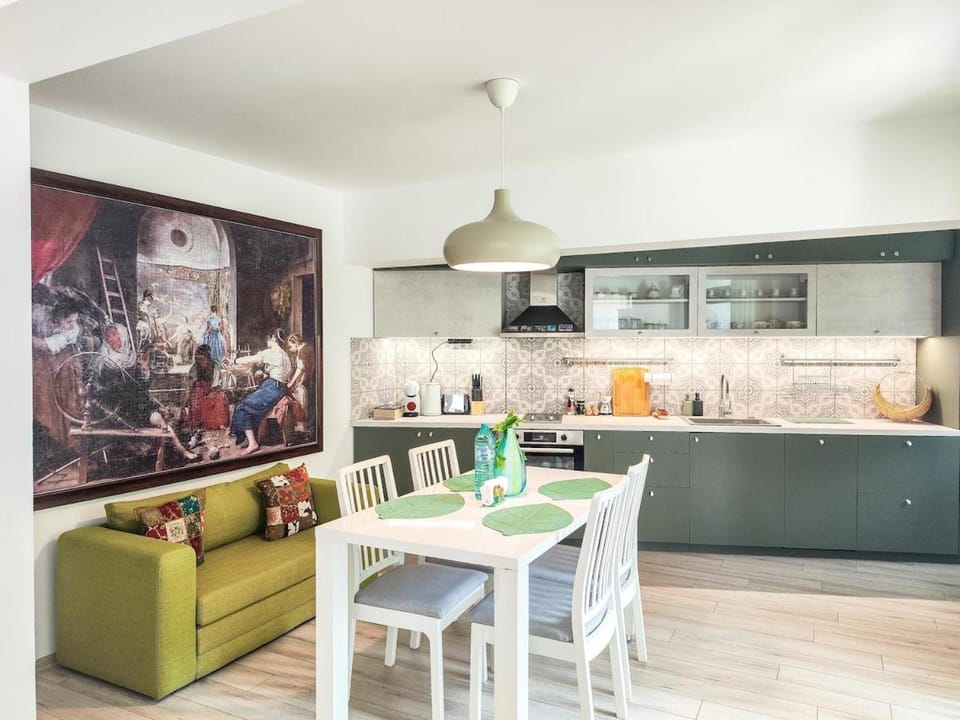 Kitchen or kitchenette, Seating area, Dining area