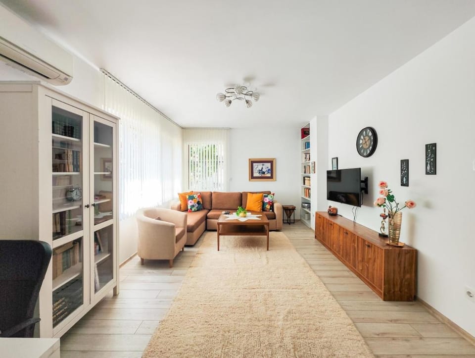 Communal lounge/ TV room, TV and multimedia, Living room, Seating area, Evening entertainment