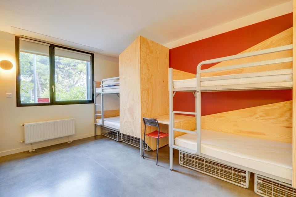 Bedroom, bunk bed