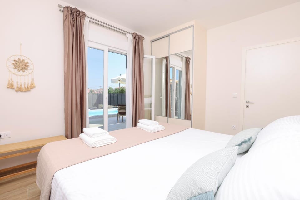 Bedroom, Swimming pool