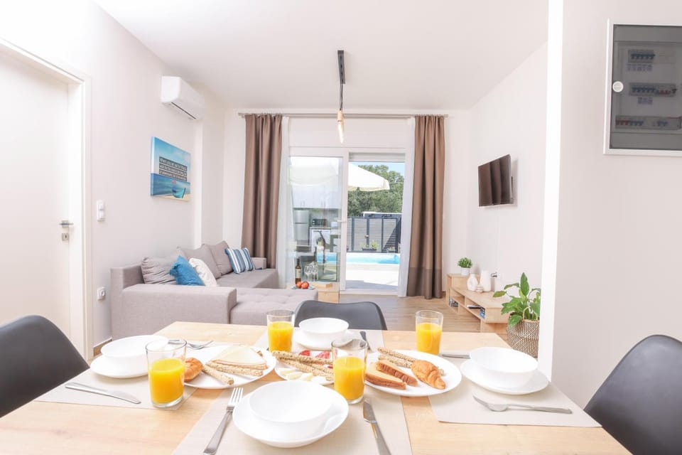 Living room, Dining area, Swimming pool, Breakfast