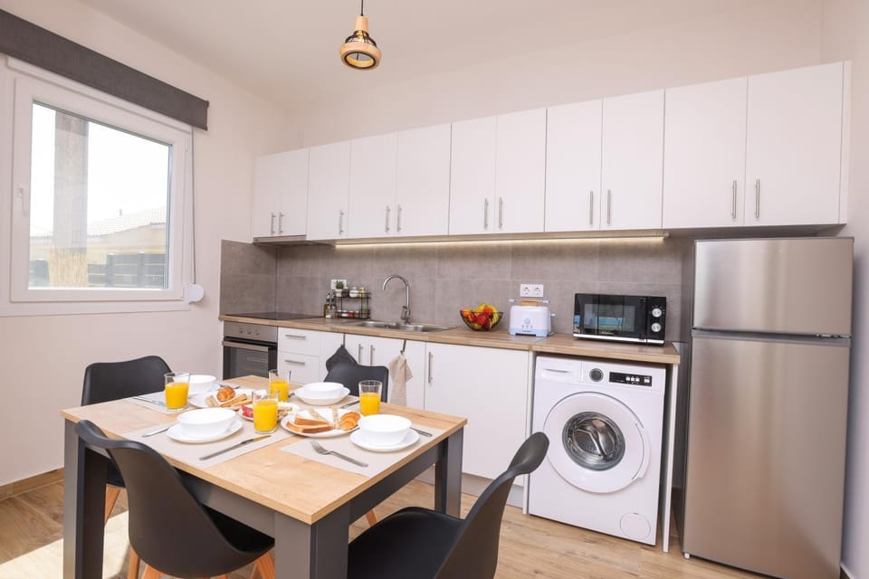Dining area, kitchen