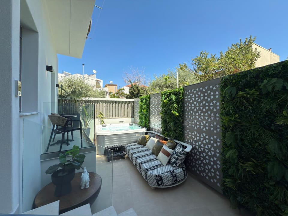 Patio, Hot Tub, Hot Tub, Balcony/Terrace, Seating area, Garden view, Inner courtyard view