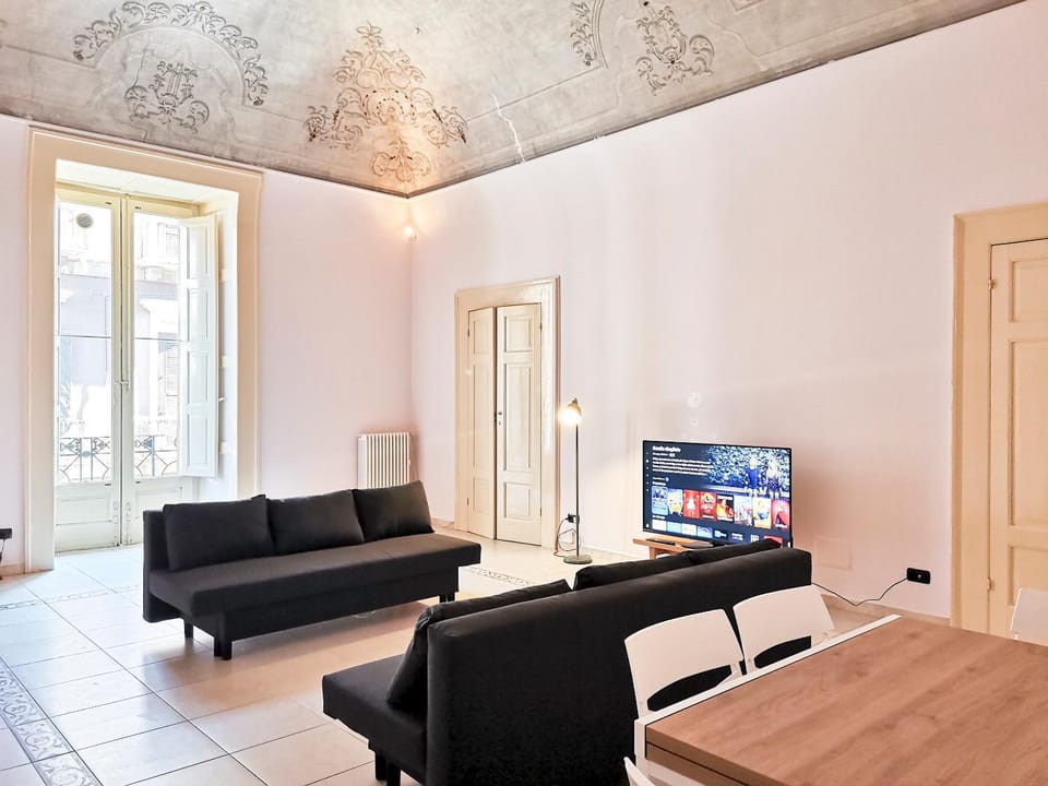 Communal lounge/ TV room, TV and multimedia, Living room, Seating area, Dining area, Evening entertainment