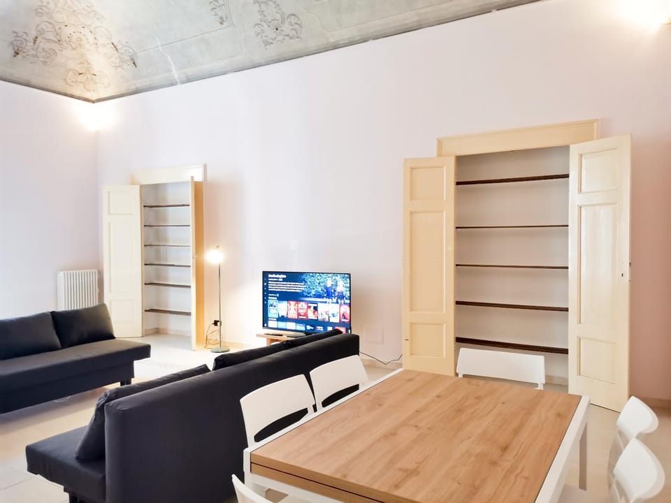 Communal lounge/ TV room, TV and multimedia, Living room, Seating area, Dining area, Evening entertainment