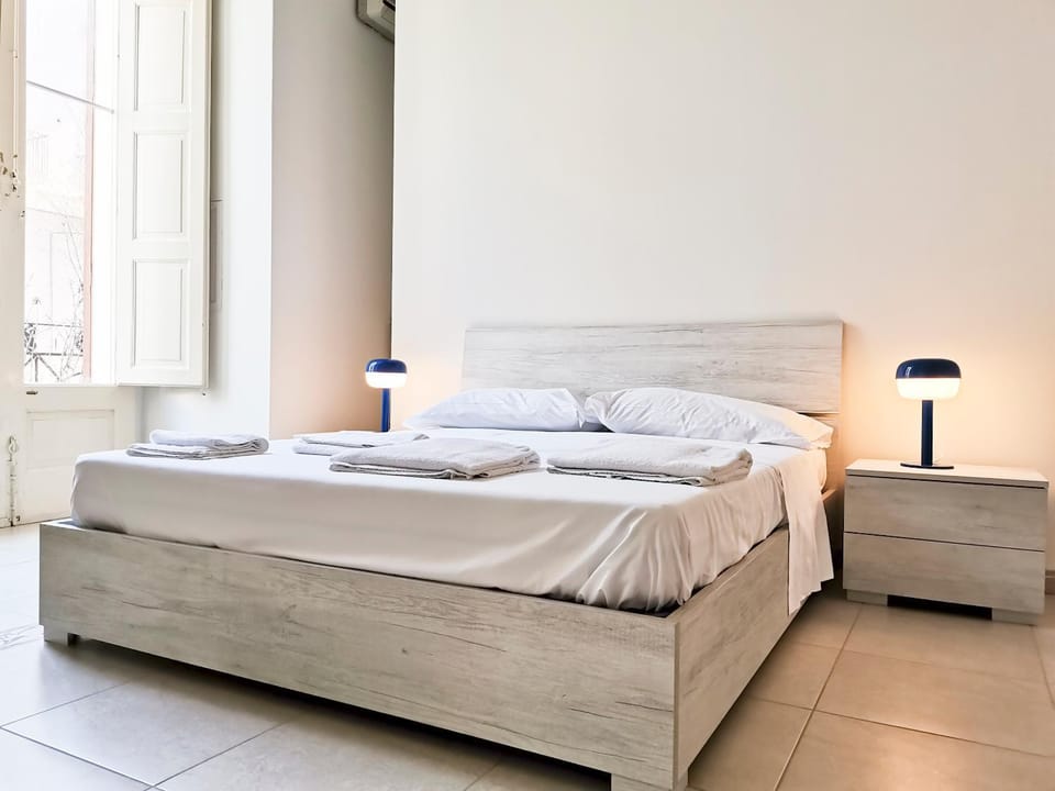 Bed, Bedroom, towels