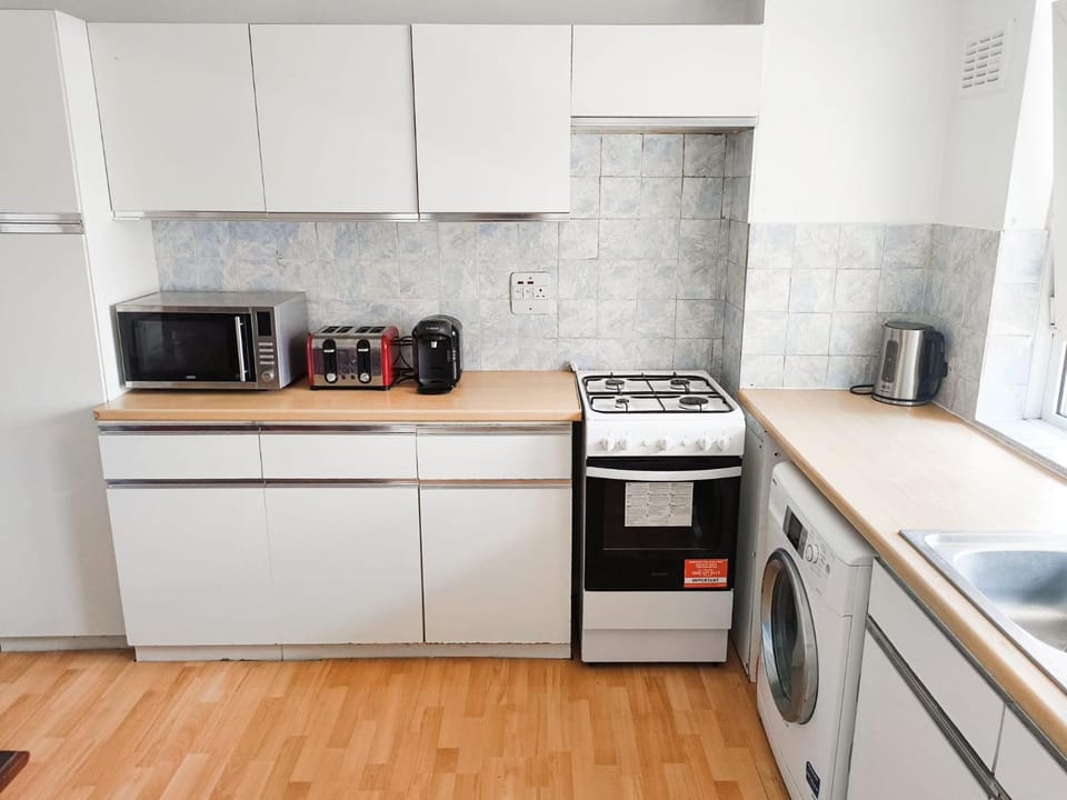 Coffee/tea facilities, Kitchen or kitchenette, oven, stove, toaster, washing machine, dryer