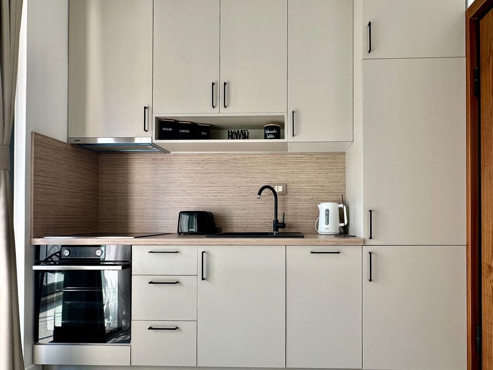 Coffee/tea facilities, Kitchen or kitchenette, dishwasher, oven, stove, toaster