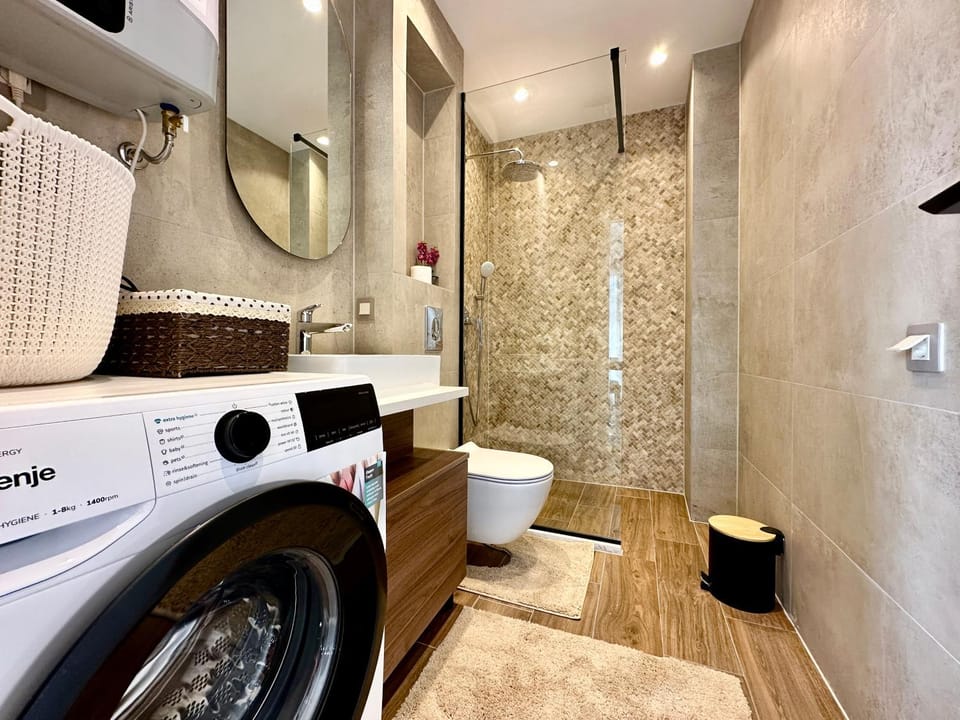 Shower, Bathroom, towels, washing machine