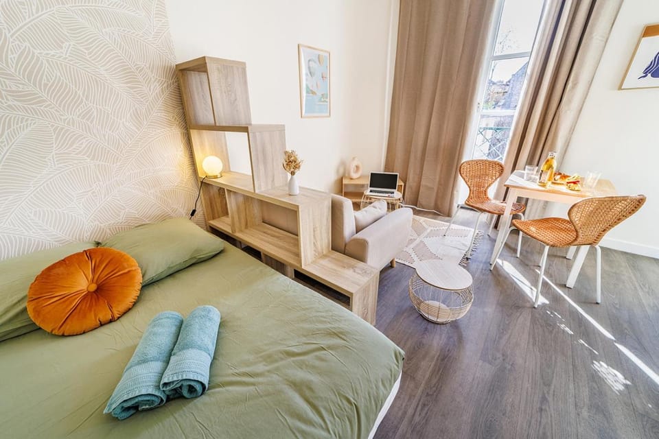 Bed, Living room, Photo of the whole room, Seating area, towels