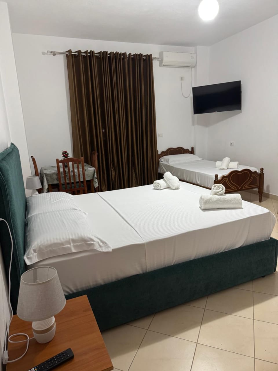 Bed, TV and multimedia, Photo of the whole room, Bedroom