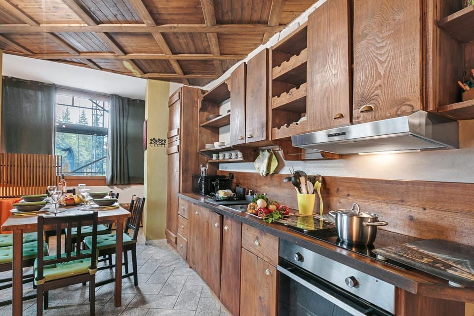 Kitchen or kitchenette, Dining area