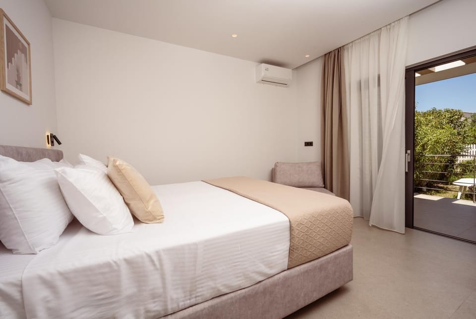 Bed, Bedroom, Garden view