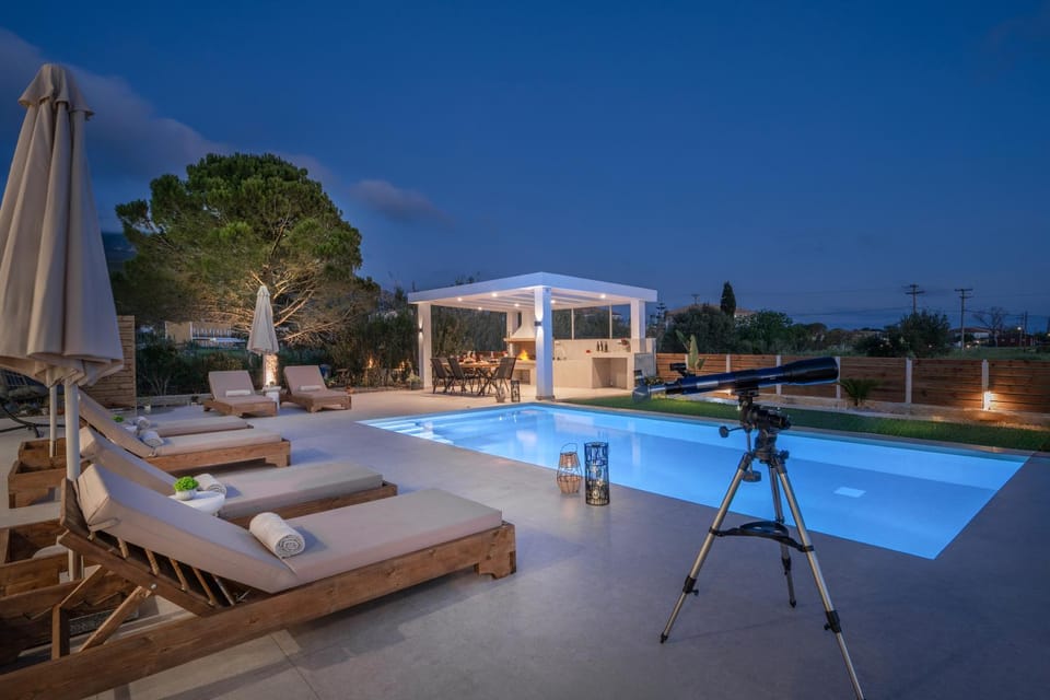 Swimming pool, sunbed