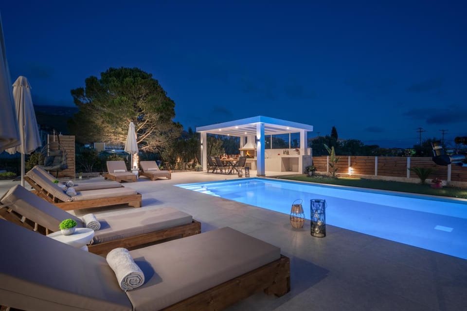 Swimming pool, sunbed