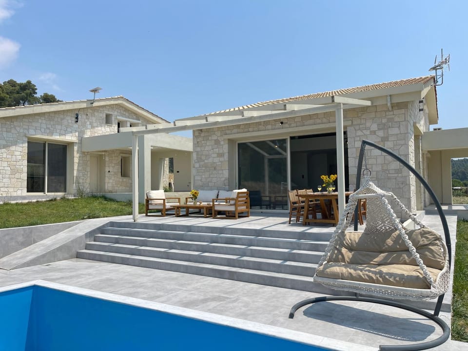 Property building, Patio, Day, Natural landscape, Pool view, Swimming pool, sunbed