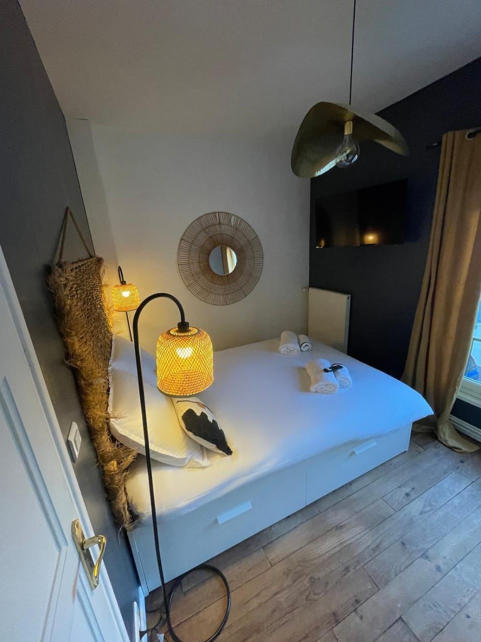 Bedroom, towels