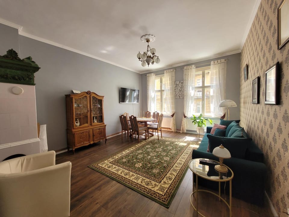 TV and multimedia, Living room, Photo of the whole room, Seating area, Bedroom